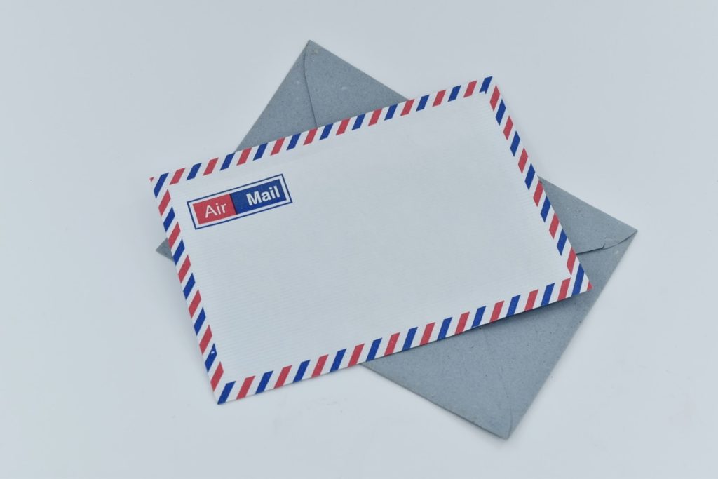 An US air mail envelope.